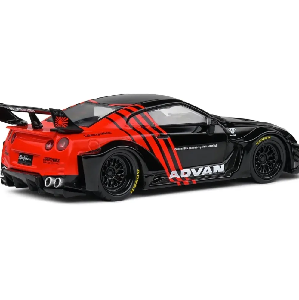 Nissan GT-R (R35) w/LibertyWalk Body Kit - Solido - 1:43