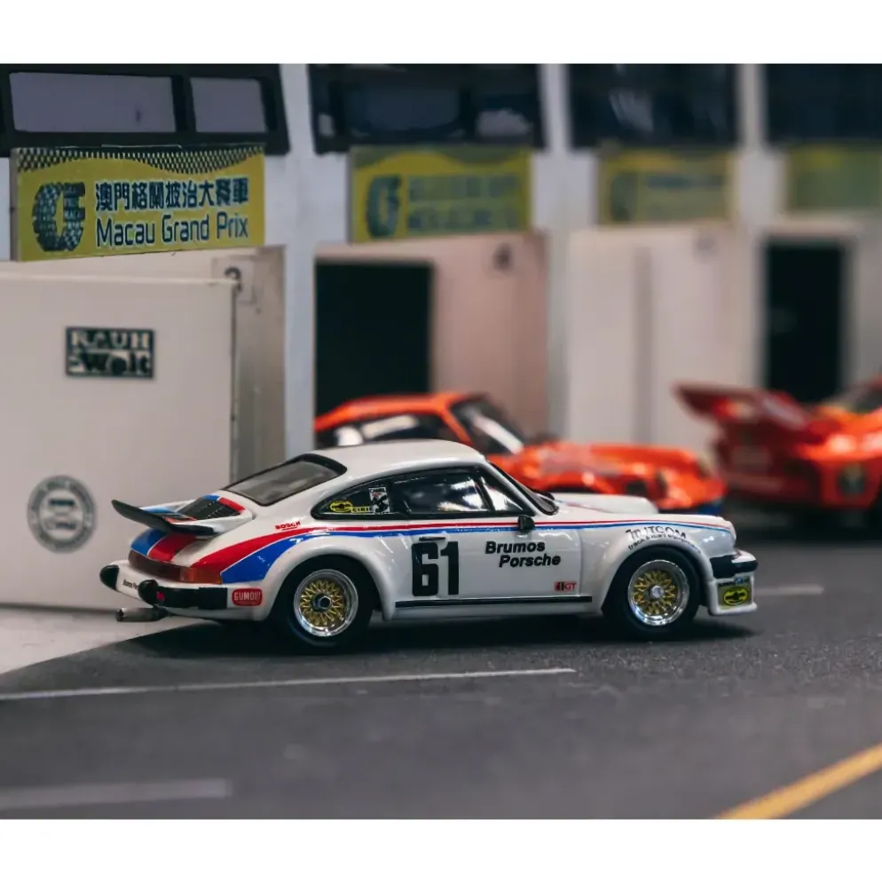 Porsche 934 - #61 - Tarmac Works x Minichamps - 1:64