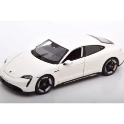 Porsche Taycan Turbo S - 2020 - Vit - Bburago - 1:24