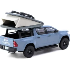 Toyota Hilux med Taktält - Grå - ROAD64 - Tarmac - 1:64
