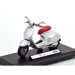 Vespa 946 - 2014 - Silver - Welly - 1:18
