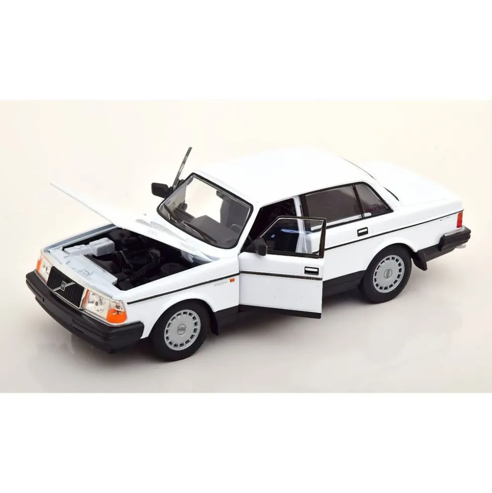 Volvo 240 GL - Vit - Modellbil från Welly - 1:24